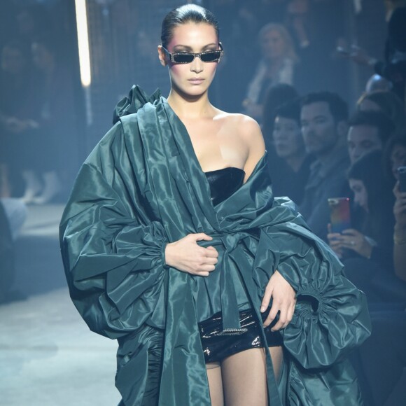 Bella Hadid au défilé Alexandre Vauthier Haute Couture lors de la Fashion Week de Paris le 23 janvier 2018