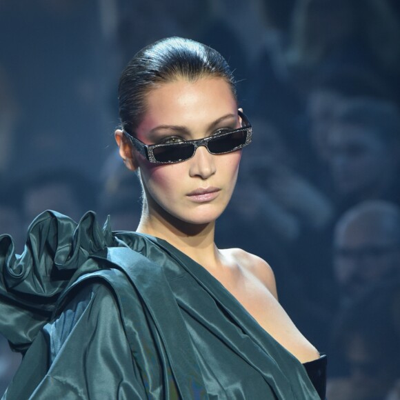 Bella Hadid au défilé Alexandre Vauthier Haute Couture lors de la Fashion Week de Paris le 23 janvier 2018