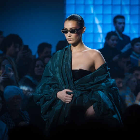 Bella Hadid au défilé Alexandre Vauthier Haute Couture lors de la Fashion Week de Paris le 23 janvier 2018