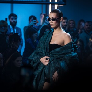 Bella Hadid au défilé Alexandre Vauthier Haute Couture lors de la Fashion Week de Paris le 23 janvier 2018