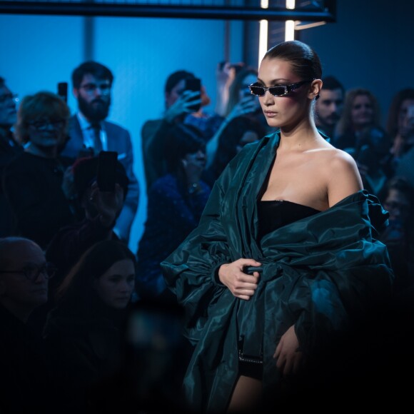 Bella Hadid au défilé Alexandre Vauthier Haute Couture lors de la Fashion Week de Paris le 23 janvier 2018