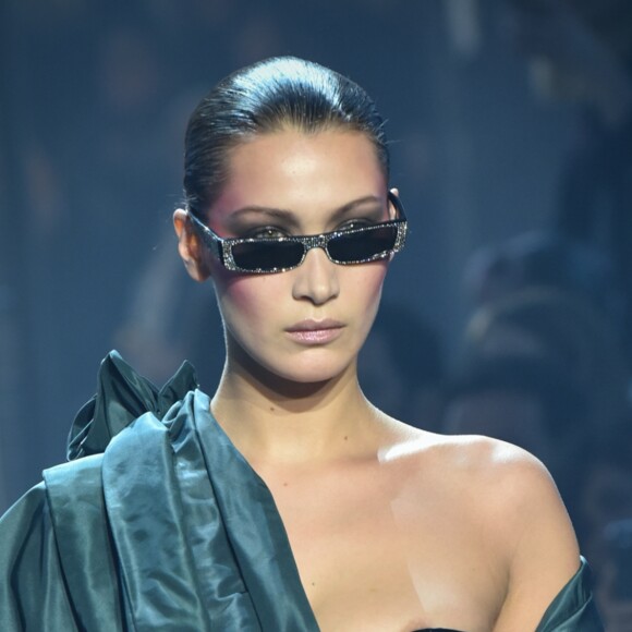 Bella Hadid au défilé Alexandre Vauthier Haute Couture lors de la Fashion Week de Paris le 23 janvier 2018