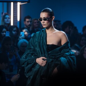 Bella Hadid au défilé Alexandre Vauthier Haute Couture lors de la Fashion Week de Paris le 23 janvier 2018