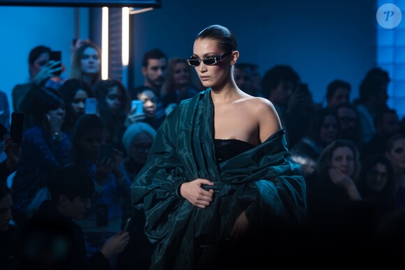 Bella Hadid au défilé Alexandre Vauthier Haute Couture lors de la Fashion Week de Paris le 23 janvier 2018