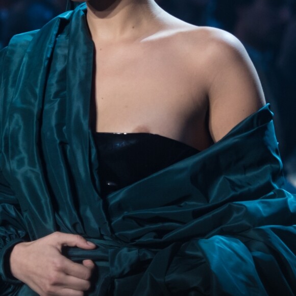 Bella Hadid au défilé Alexandre Vauthier Haute Couture lors de la Fashion Week de Paris le 23 janvier 2018