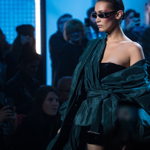 Bella Hadid au défilé Alexandre Vauthier Haute Couture lors de la Fashion Week de Paris le 23 janvier 2018