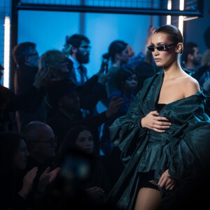 Bella Hadid au défilé Alexandre Vauthier Haute Couture lors de la Fashion Week de Paris le 23 janvier 2018