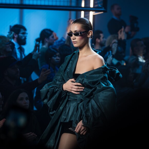 Bella Hadid au défilé Alexandre Vauthier Haute Couture lors de la Fashion Week de Paris le 23 janvier 2018