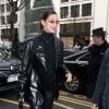 Bella Hadid pose avec ses fans en arrivant à l'hôtel Royal Monceau à Paris en marge de la Fashion Week Haute Couture printemps-été 2018 le 24 janvier 2018.