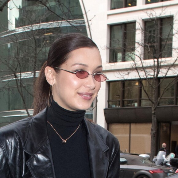 Bella Hadid pose avec ses fans en arrivant à l'hôtel Royal Monceau à Paris en marge de la Fashion Week Haute Couture printemps-été 2018 le 24 janvier 2018.