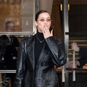 Bella Hadid pose avec ses fans en arrivant à l'hôtel Royal Monceau à Paris en marge de la Fashion Week Haute Couture printemps-été 2018 le 24 janvier 2018.