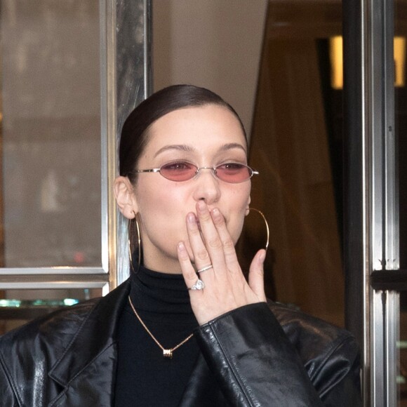 Bella Hadid pose avec ses fans en arrivant à l'hôtel Royal Monceau à Paris en marge de la Fashion Week Haute Couture printemps-été 2018 le 24 janvier 2018.