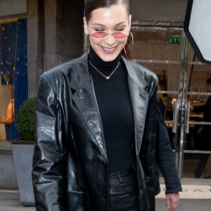 Bella Hadid à la sortie de l'hôtel Royal Monceau pour se rendre chez Bulgari avenue George V à Paris, 24 janvier 2017