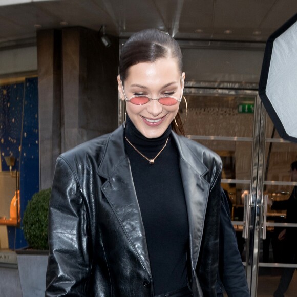 Bella Hadid à la sortie de l'hôtel Royal Monceau pour se rendre chez Bulgari avenue George V à Paris, 24 janvier 2017