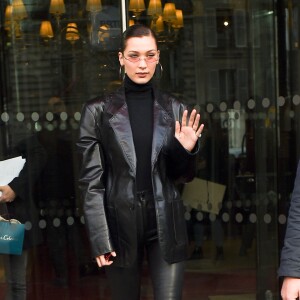 Bella Hadid à la sortie de l'hôtel Royal Monceau pour se rendre chez Bulgari avenue George V à Paris, 24 janvier 2017