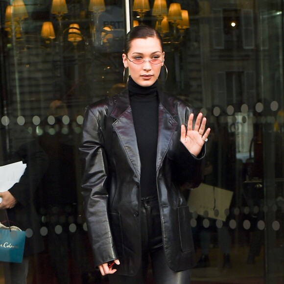 Bella Hadid à la sortie de l'hôtel Royal Monceau pour se rendre chez Bulgari avenue George V à Paris, 24 janvier 2017