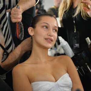 Semi Exclusif - Bella Hadid en backstage du défilé de mode «Alexandre Vauthier», collection Haute-Couture printemps-été 2018, à Paris le 23 janvier 2018. © Veeren / CVS / Bestimage