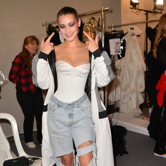 Semi Exclusif - Bella Hadid en backstage du défilé de mode «Alexandre Vauthier», collection Haute-Couture printemps-été 2018, à Paris le 23 janvier 2018. © Veeren / CVS / Bestimage