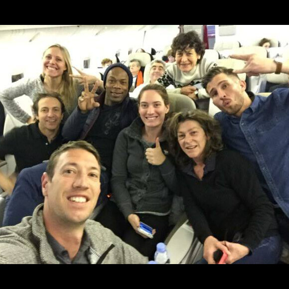 L'équipe de Dropped, Camille Muffat, Alain Bernard, Jeannie Longo, Sylvain Wiltord, Alexis Vastine, Philippe Candeloro, Florence Arthaud, Anne-Flore Marxer, dans l'avion vers l'Argentine pour le tournage de "Dropped" en mars 2015. 