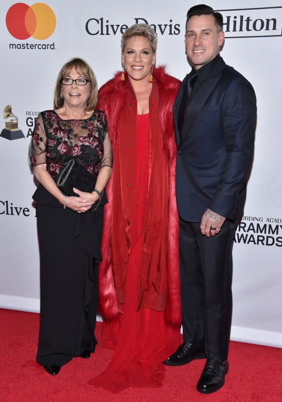 Pink, sa mère Judith Moore et son mari Carey Hart - Gala pré-Grammy Awards "Salute to Industry Icons" de la Clive Davis Foundation et la Recording Academy à New York, le 27 janvier 2018.