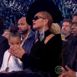 Jay-Z et Beyoncé accompagnés de leur fille Blue Ivy à la 60e édition des Grammy Awards le 28 janvier 2018 au Madison Square Garden à New York. Au cours de la soirée, la fillette de 6 ans s'est agacée des applaudissements de ses parents.