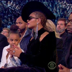 Jay-Z et Beyoncé accompagnés de leur fille Blue Ivy à la 60e édition des Grammy Awards le 28 janvier 2018 au Madison Square Garden à New York. Au cours de la soirée, la fillette de 6 ans s'est agacée des applaudissements de ses parents.