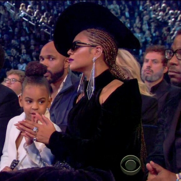 Jay-Z et Beyoncé accompagnés de leur fille Blue Ivy à la 60e édition des Grammy Awards le 28 janvier 2018 au Madison Square Garden à New York. Au cours de la soirée, la fillette de 6 ans s'est agacée des applaudissements de ses parents.