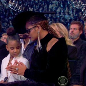 Jay-Z et Beyoncé accompagnés de leur fille Blue Ivy à la 60e édition des Grammy Awards le 28 janvier 2018 au Madison Square Garden à New York. Au cours de la soirée, la fillette de 6 ans s'est agacée des applaudissements de ses parents.