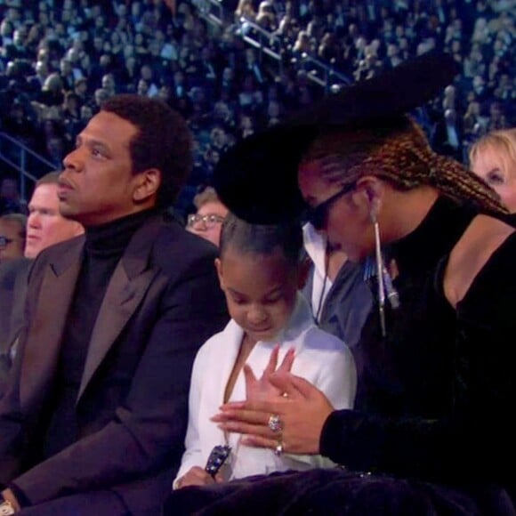 Jay-Z et Beyoncé accompagnés de leur fille Blue Ivy à la 60e édition des Grammy Awards le 28 janvier 2018 au Madison Square Garden à New York. Au cours de la soirée, la fillette de 6 ans s'est agacée des applaudissements de ses parents.