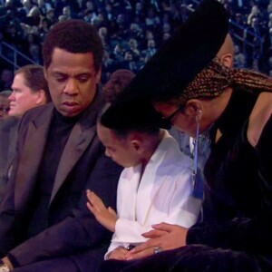 Jay-Z et Beyoncé accompagnés de leur fille Blue Ivy à la 60e édition des Grammy Awards le 28 janvier 2018 au Madison Square Garden à New York. Au cours de la soirée, la fillette de 6 ans s'est agacée des applaudissements de ses parents.