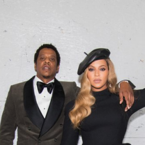 Jay-Z et Beyoncé (en robe AzziAndOsta et chaussures Jimmy Choo) le 27 janvier 2018 à Los Angeles pour la soirée pré-Grammy Awards organisée par la Clive J. Davis Foundation et la Recording Academy. 