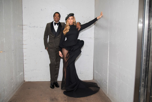 Jay-Z et Beyoncé (en robe AzziAndOsta et chaussures Jimmy Choo) le 27 janvier 2018 à Los Angeles pour la soirée pré-Grammy Awards organisée par la Clive J. Davis Foundation et la Recording Academy. 