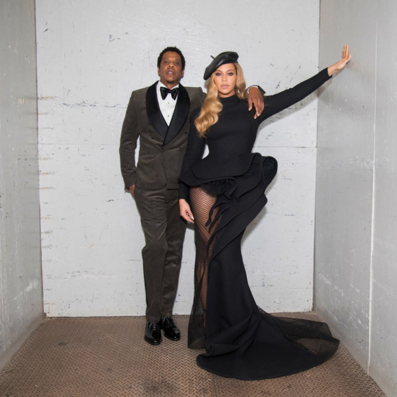 Jay-Z et Beyoncé (en robe AzziAndOsta et chaussures Jimmy Choo) le 27 janvier 2018 à Los Angeles pour la soirée pré-Grammy Awards organisée par la Clive J. Davis Foundation et la Recording Academy. 
