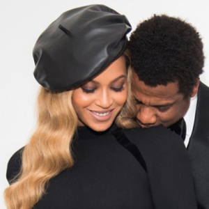 Jay-Z et Beyoncé (en robe AzziAndOsta et chaussures Jimmy Choo) le 27 janvier 2018 à Los Angeles pour la soirée pré-Grammy Awards organisée par la Clive J. Davis Foundation et la Recording Academy. 