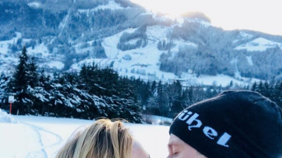 Sébastien Ogier : "Quintuple baiser" avec sa chérie Andrea Kaiser à Monte-Carlo