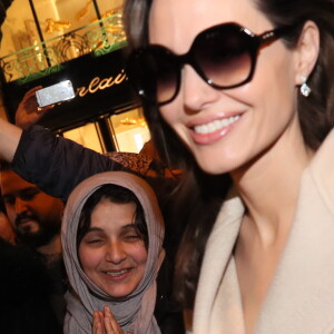 Angelina Jolie est attendue par de nombreux fans à la sortie de la boutique Guerlain à Paris le 29 janvier 2018