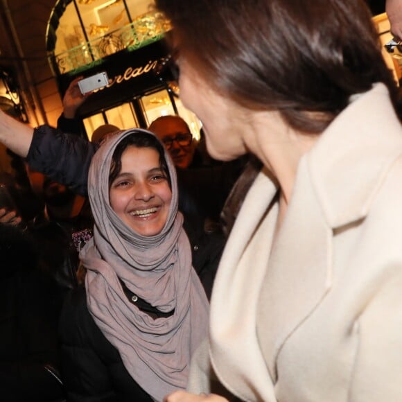 Angelina Jolie est attendue par de nombreux fans à la sortie de la boutique Guerlain à Paris le 29 janvier 2018