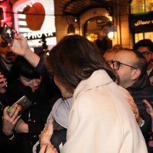 Angelina Jolie est attendue par de nombreux fans à la sortie de la boutique Guerlain à Paris le 29 janvier 2018