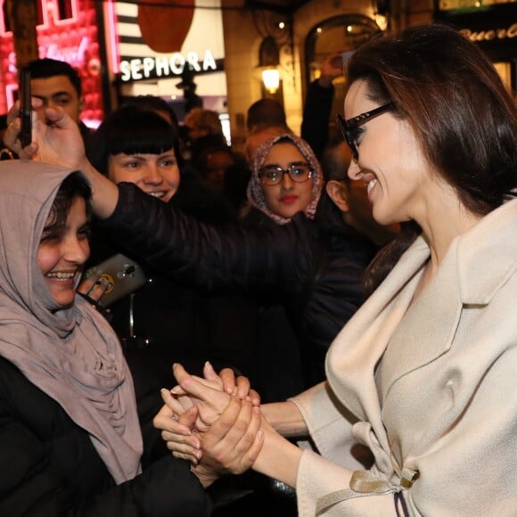 Angelina Jolie est attendue par de nombreux fans à la sortie de la boutique Guerlain à Paris le 29 janvier 2018