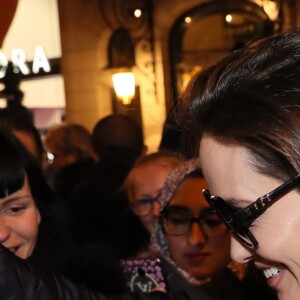 Angelina Jolie est attendue par de nombreux fans à la sortie de la boutique Guerlain à Paris le 29 janvier 2018