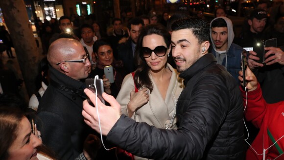 Angelina Jolie : Bain de foule et "selfies" à Paris, les fans sous le charme