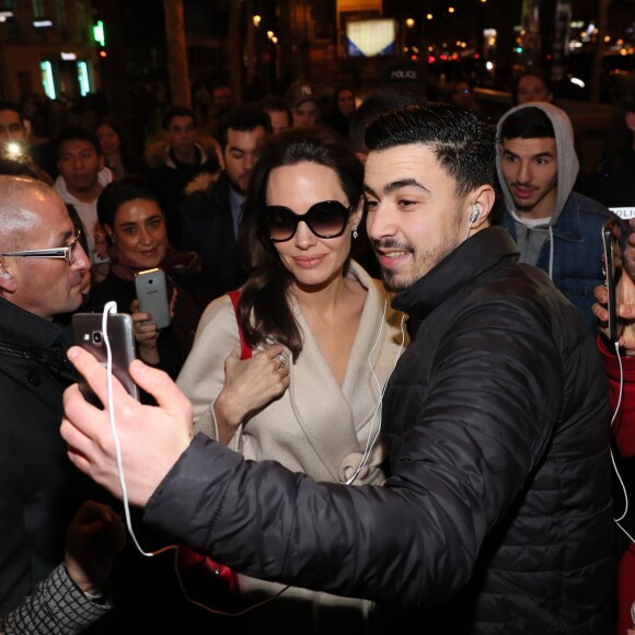 Angelina Jolie est attendue par de nombreux fans à la sortie de la boutique Guerlain à Paris le 29 janvier 2018