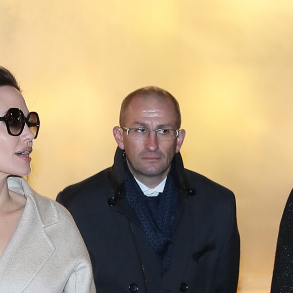 Angelina Jolie est attendue par de nombreux fans à la sortie de la boutique Guerlain à Paris le 29 janvier 2018