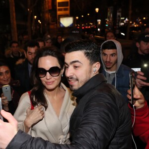 Angelina Jolie est attendue par de nombreux fans à la sortie de la boutique Guerlain à Paris le 29 janvier 2018