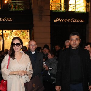 Angelina Jolie est attendue par de nombreux fans à la sortie de la boutique Guerlain à Paris le 29 janvier 2018