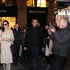 Angelina Jolie est attendue par de nombreux fans à la sortie de la boutique Guerlain à Paris le 29 janvier 2018