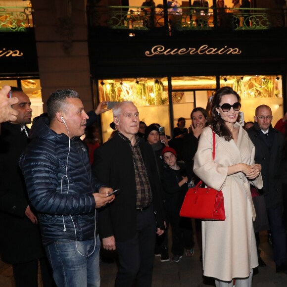 Angelina Jolie est attendue par de nombreux fans à la sortie de la boutique Guerlain à Paris le 29 janvier 2018