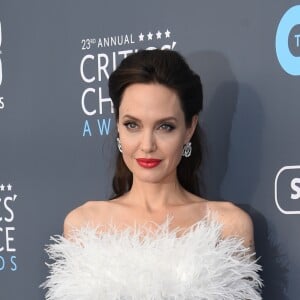 Angelina Jolie lors des "23ème Critics Choice Awards" au Barker Hangar à Los Angeles, le 11 janvier 2018. © Chris Delmas/Bestimage