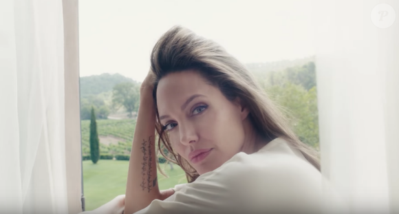 Angelina Jolie, sensuelle et romantique pour Mon Guerlain. (campagne 2017)