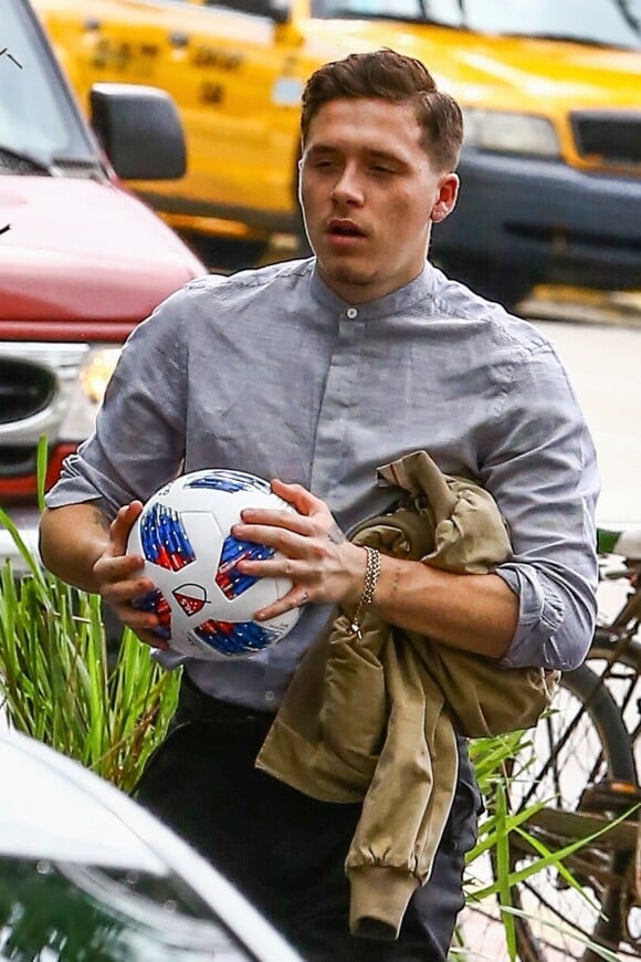 Exclusif - Brooklyn Beckham arrive à son hôtel à Miami un ballon de football à la main, le 29 janvier 2018